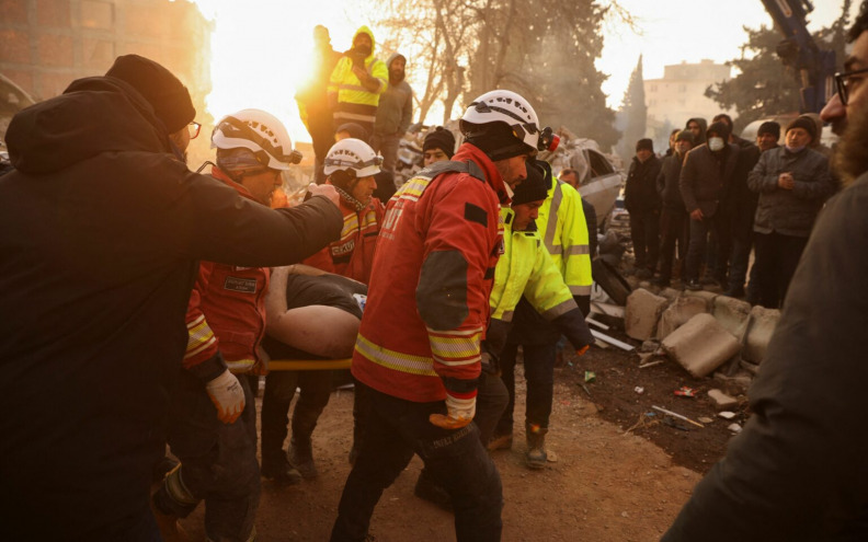 Poginulo više od 21.000 ljudi, srušeno 3.000 zgrada, spasioci nastavljaju potragu