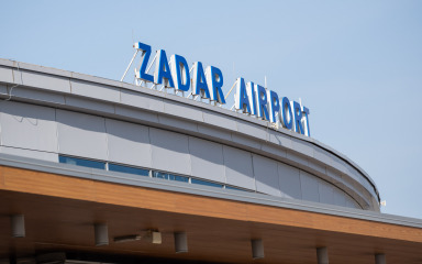 Zbog nevremena iznad Trogira dva zrakoplova umjesto u Split, sletjela u Zadar