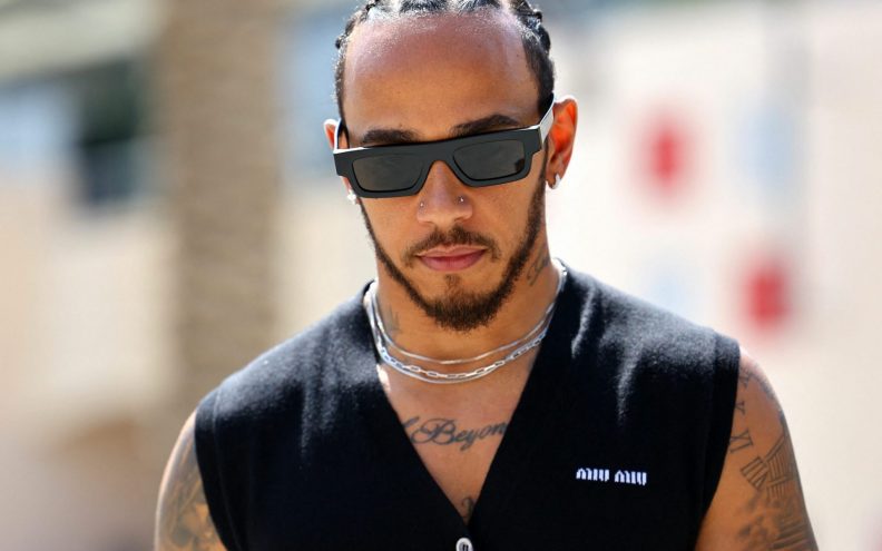 Lewisu Hamiltonu dozvoljeno nastupati s nakitom nakon što je FIA zaključila da nema opasnosti za vozača