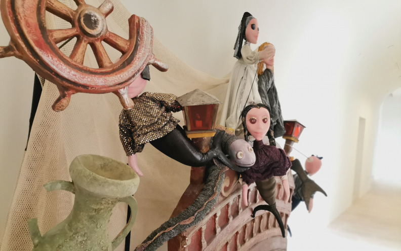U suradnji Kazališta lutaka Zadar i Gradske knjižnice Zadar postavljena je izložba »Mala sirena«