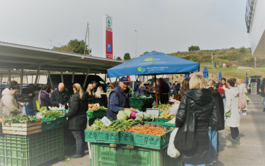Na Seljačkoj tržnici nudi se provjereno domaće povrće i voće