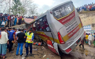 Najmanje 19 ljudi izgubilo život u slijetanju autobusa u Bangladešu