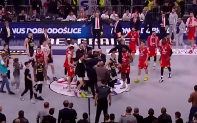 VIDEO Potpuni kaos na kraju derbija u Beogradu, košarkaš Partizana krenuo udarati igrača Crvene zvezde