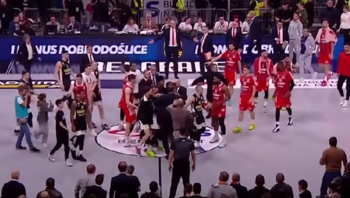 VIDEO Potpuni kaos na kraju derbija u Beogradu, košarkaš Partizana krenuo udarati igrača Crvene zvezde