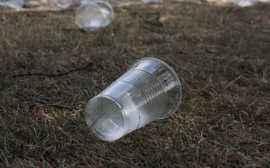 Znate li čemu služe izbočine na plastičnim čašama? Nikad nećete pogoditi