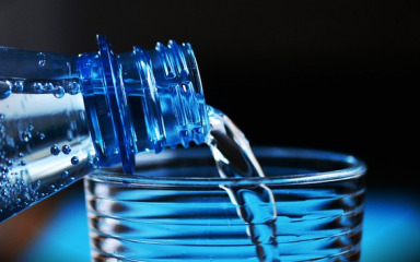 Polovica novca potrošenog na kupnju vode u bocama bila bi dovoljna da svi osigura pristup pitkoj vodi