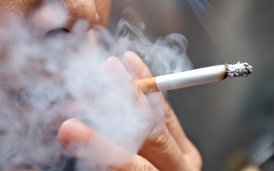 Zbog zahtjeva za daljnjom zabranom pušenja desnica proglasila svog ministra komunjarom