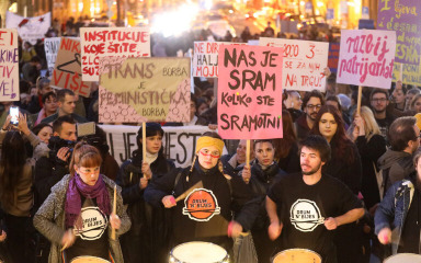 Noćni marš u Zagrebu: “Štrajk u kuhinji, štrajk na ulici”