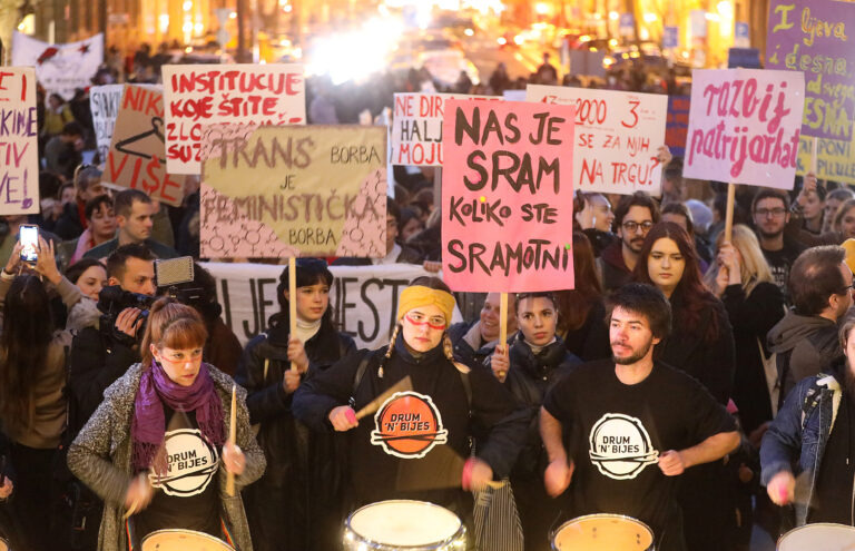 Noćni marš u Zagrebu: “Štrajk u kuhinji, štrajk na ulici”