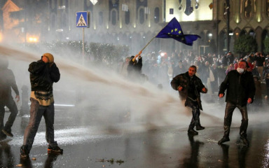 Gruzijska vlada želi zemlji onemogućiti put u EU, policija nasrnula na tisuće prosvjednika