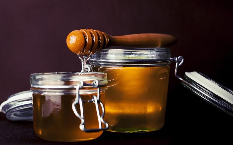 Osvježite i dubinski nahranite lice maskom od meda, gline i bademovog ulja