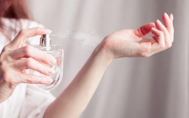 Zašto po novome nanosimo naše omiljene mirise u više slojeva i kako to funkcionira?