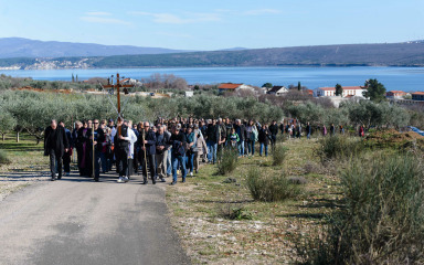 [FOTO] Petstotinjak vjernika sudjelovalo u pobožnosti Križnog puta u Posedarju