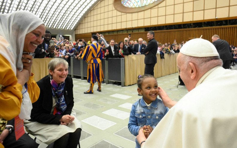 Papa Franjo se susreo s obiteljima izbjeglica, u Europu su ih dovele kršćanske organizacije